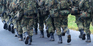 Bundeswehrsoldaten von hinten im Laufschritt
