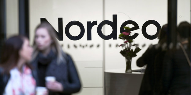 Die Nordea-Geschäftsstelle mit Logo und Menschen in Helsinki Die Nordea-Geschäftsstelle mit Logo und Menschen in Helsinki