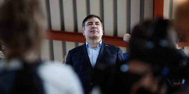 Ein Mann - Michael Saakaschwili -, von unten fotografiert