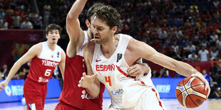 Männer beim Basketball