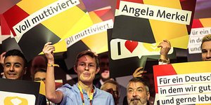 Junge Menschen halten Plakate bei einer CDU Veranstaltung hoch