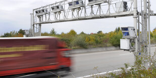 Ein LKW fährt an einer Mautstelle vorbei