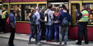 Festivalbesucher drängeln sich in eine S-Bahn