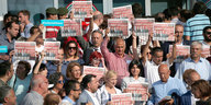 Eine Menschenmenge protestiert mit Ausgaben der Cumhuriyet