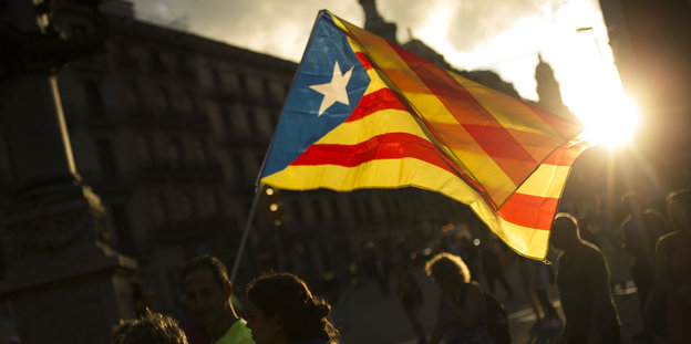 eine katalanische Unabhängigkeitsflagge in der Abendsonne