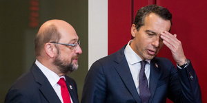 Zeri Männer: Martin Schulz und Christian Kern. Letzterer greift sich mit der Hand an die Strin