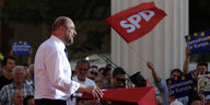 Martin Schulz in weißem Hemd an einem Rednerpult, hinten SPD-Anhänger
