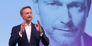 Christian Lindner vor einem Foto von sich selbst