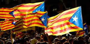 Demonstranten tragen am 11.09.2017 in Barcelona (Spanien) katalonische Flaggen, «Esteladas», durch die Straßen.