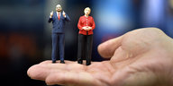 Zwei Miniaturfiguren, die wie Merkel und Schulz aussehen