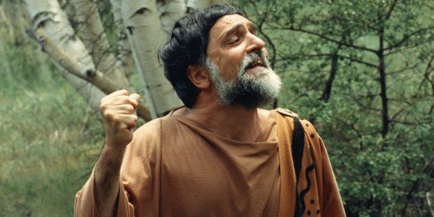 Der Schauspieler Giorgio Barrata beim Deklamieren in antikischem Kostüm