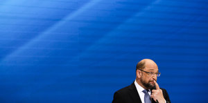 Martin Schulz vor blauem Hintergrund