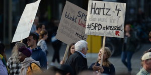 Demonstrierende gegen Hartz IV