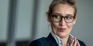 Alice Weidel faltet die Hände zusammen