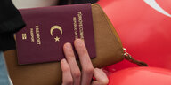 Eine Hand hält einen türkischen Pass