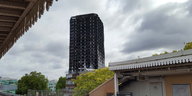 Das ausgebrannte Hochhaus Grenfell Tower in London