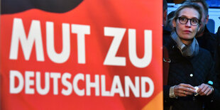 Alice Weidel neben Deutschlandflagge