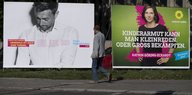 Vor großen Wahlplakaten von FDP und Grünen läuft ein Mann