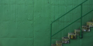 Eine Treppe vor einer grünen Wand