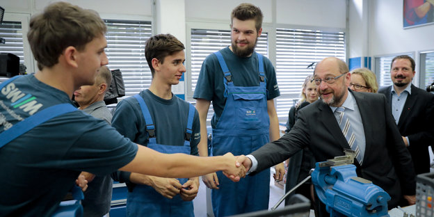 Martin Schulz mit Handwerkern