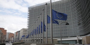 Das Gebäude der EU-Kommission und EU-Flaggen davor