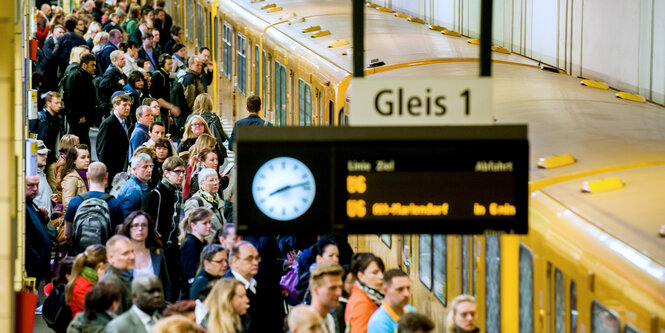 Menschen, die sich vor einer U-Bahn drängen