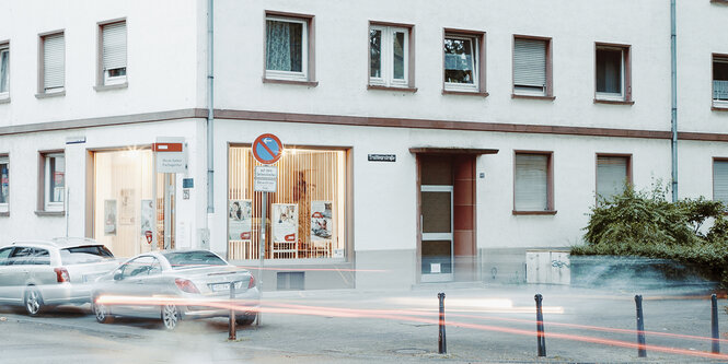 Autos fahren vor einem Haus entlang