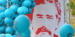 Ein Plakat zeigt Deniz Yücel, davor sind Luftballons