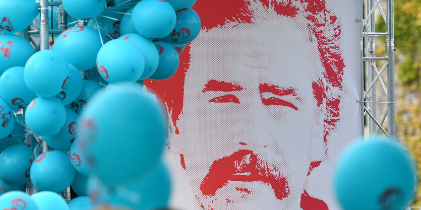 Ein Plakat zeigt Deniz Yücel, davor sind Luftballons