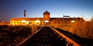 beleuchtetes KZ Auschwitz