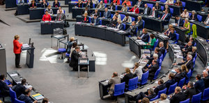 Im Bundestag sitzen Abgeordnete auf ihre Stühlen