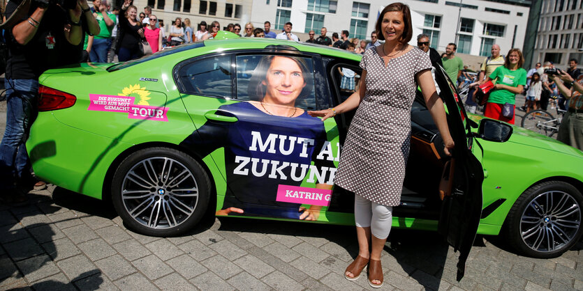 Eine Frau mit kurzen dunklen Haaren in einem gepunkteten