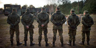Sechs Männer in Uniform stehen nebeneinander
