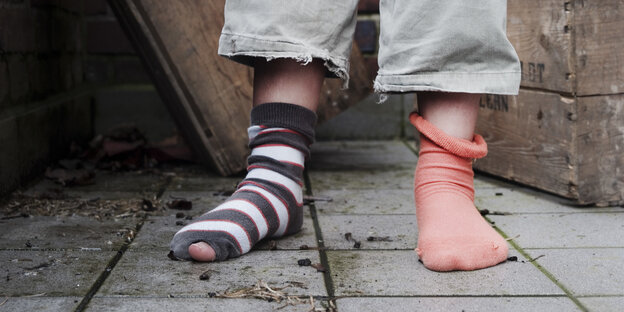 Kinderfüße mit unterschiedlichen Socken