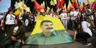 Auf einer Flagge ist das Gesicht Öcalans zu sehen