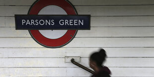 Eine Frau Läuft Treppen in der Station Parsons Green hoch