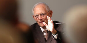 Wolfgang Schäuble hebt die Hand
