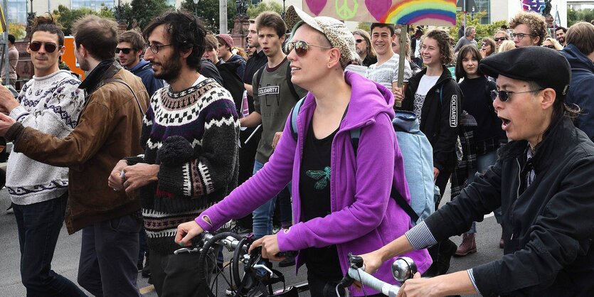 DemonstrantInnen laufen am Bundeskanzleramt vorbei