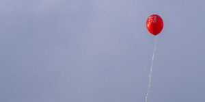 Ein roter Luftballon der SPD fliegt in den Himmel.