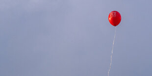 Ein roter Luftballon der SPD fliegt in den Himmel.