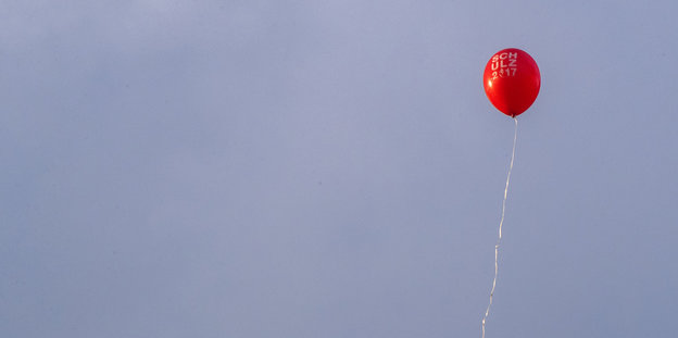 Ein roter Luftballon der SPD fliegt in den Himmel.