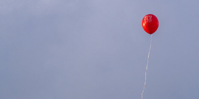 Ein roter Luftballon der SPD fliegt in den Himmel.