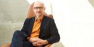 Gerrit Richter vom Start-up Civey sitzt auf einem Sessel