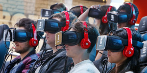 Eine Gruppe Menschen, die Virtual Reality Brillen trägt
