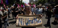 Menschen demonstrieren gegen Gewalt an Frauen in Mexiko; eine hält ein Plakat hoch mit "Ni Una Mas" ("Keine weitere mehr")