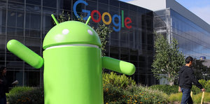 Eine übergroße Android-Figur steht auf dem Firmencampus von Google im kalifornischen Mountain View