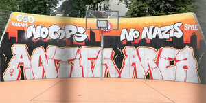 Ein Graffiti mit der Aufschrift „No Cops, No Nazis, Antifa-Area“