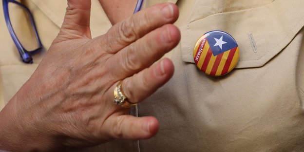 Katalanischer Unabhängigkeitsbutton an einem Hemd
