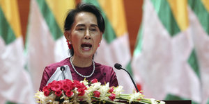 Suu Kyi an einem Rednerpult