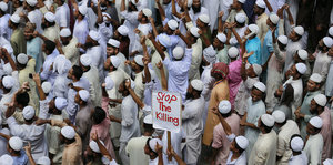 Radikale Muslime protestieren gegen die Vertreibung der Rohingya